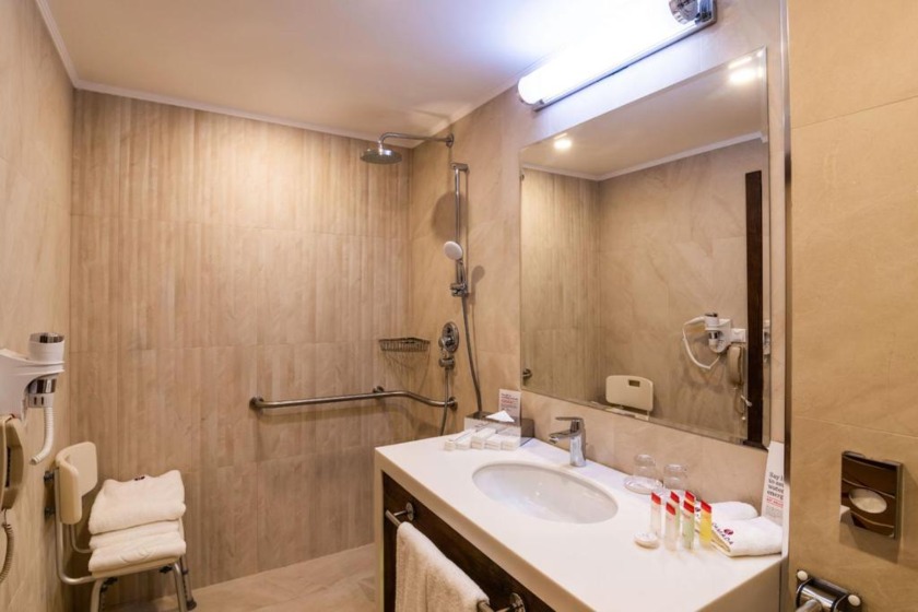 Ramada Hotel & Suites by Wyndham Yerevan - King Mobility Accessible Room