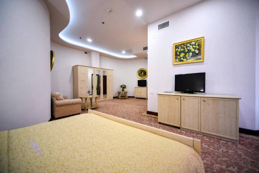 Metropol Hotel Yerevan - Suite with Mountain View