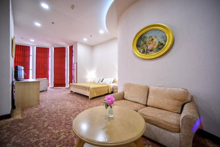 Metropol Hotel Yerevan - Suite with Mountain View