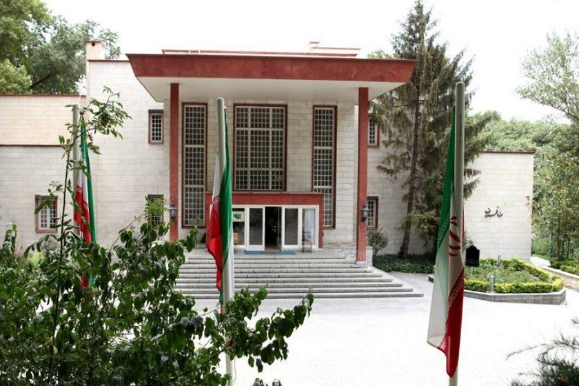 ساختمان قرمز رنگ کاخ سعد آباد. منبع عکس: گوگل مپ. عکاس: علی