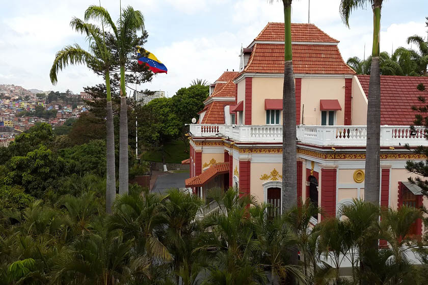 معماری کاخ میرافلورس. منبع عکس: گوگل مپ. عکاس: Julio Mora