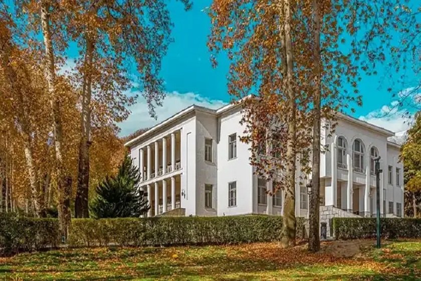 کاخ سفید سعد آباد. منبع عکس: وبسایت saadatrent.com. عکاس:&zwnj; نامشخص