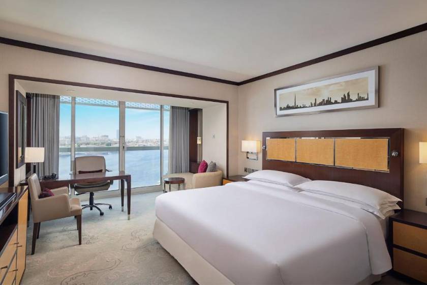 Sheraton Dubai Creek Hotel & Towers - Deluxe Room, Guest room, 1 King, Creek view