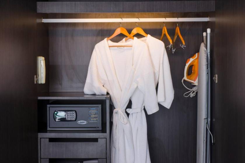 Holiday Inn Bangkok Sukhumvit, an IHG Hotel - Standard King Room with City View - Non-Smoking